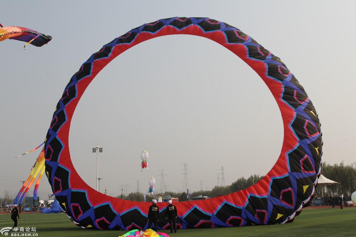第三届咸阳国际风筝节随拍1霸气的滚地龙