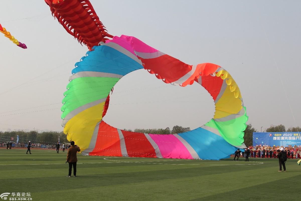 第三届咸阳国际风筝节随拍3十层楼高的滚地龙风筝中的巨无霸