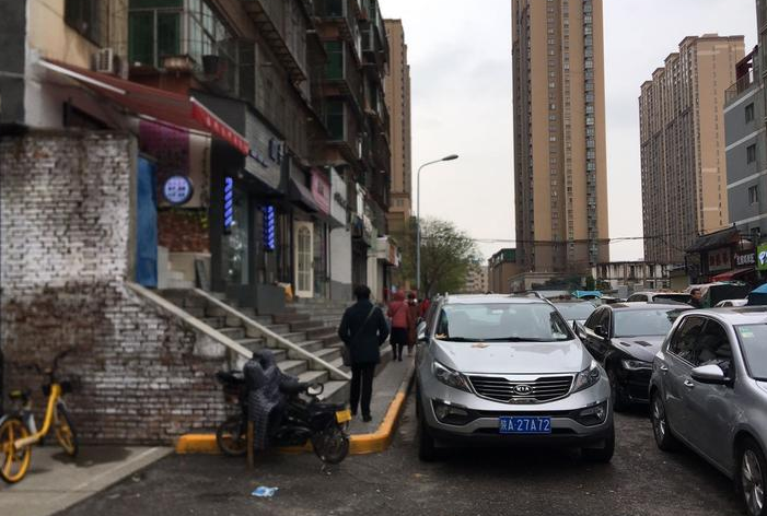 西安皇甫路东段人行道太窄 行人只能走机动车道