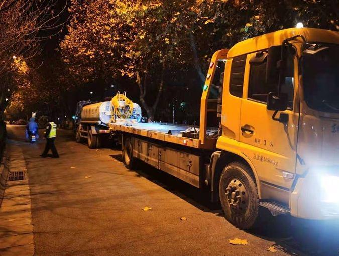 追踪|西安一路段现多辆套牌洒水车 三组是“双胞胎”一组是“三胞胎”