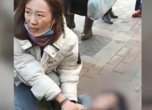 华商头条|哈尔滨老人街头晕倒 女护士零下18度跪地救人