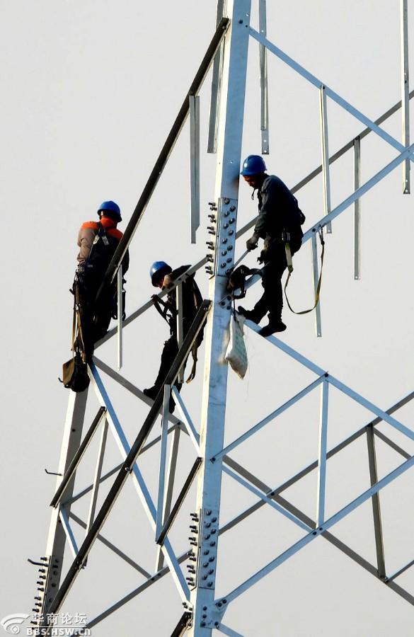 实拍三原电力工人冒严寒高空组装铁塔!