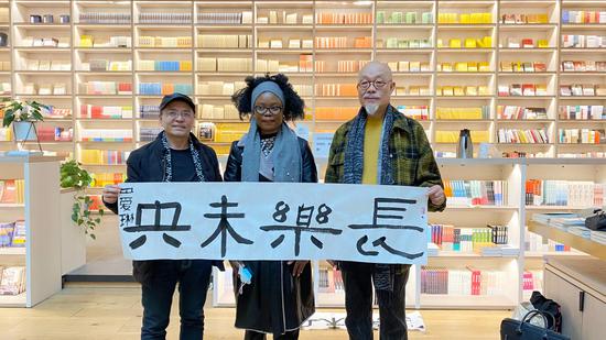 来自加纳的留学生爱琳的书法作品获得嘉宾点赞 摄影 李晓曦