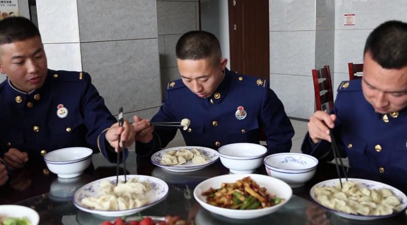 西咸消防员吃水饺认出妈妈的味道 转身妈妈就在身后