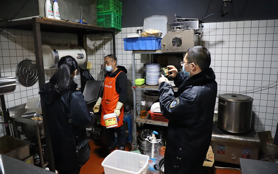 西安一烧烤店被曝用扫把清理灶台 店家：那是专用刷锅工具 目前已扔掉