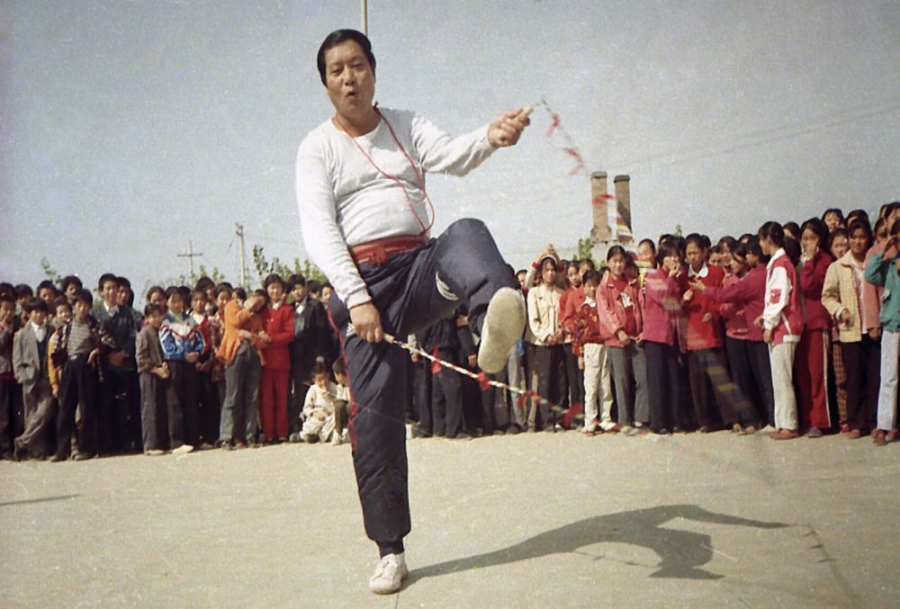 胡安民早年间在表演花样跳绳。