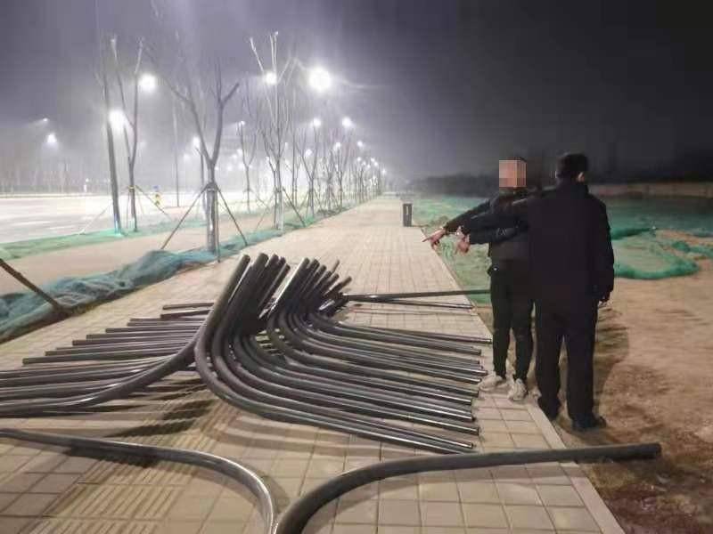 西安俩男子偷完叉车又顺走路灯杆 5次施盗涉案20余万元