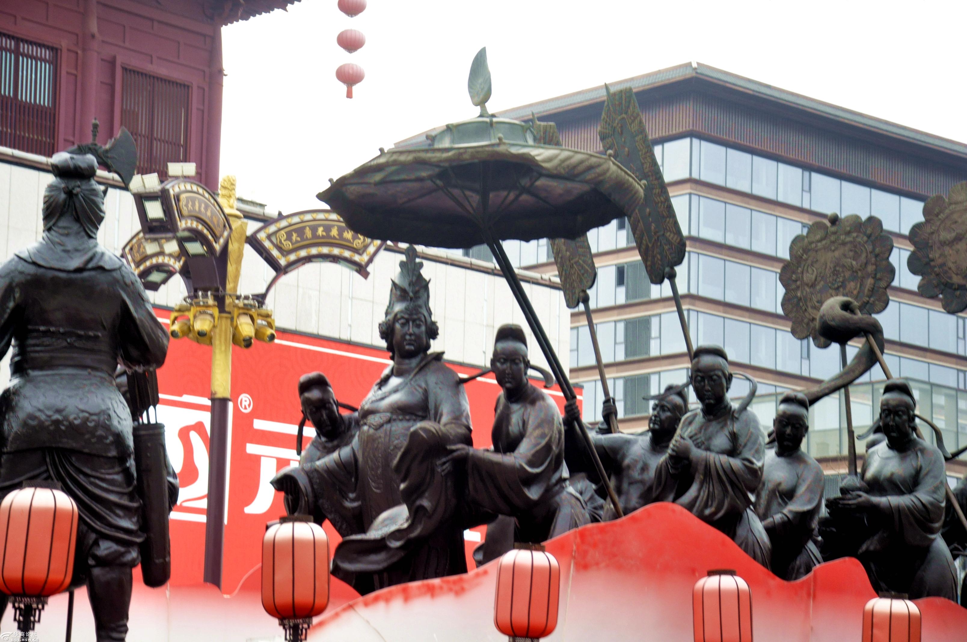 西安大唐不夜城武后行从大型雕塑景色.2021.2.