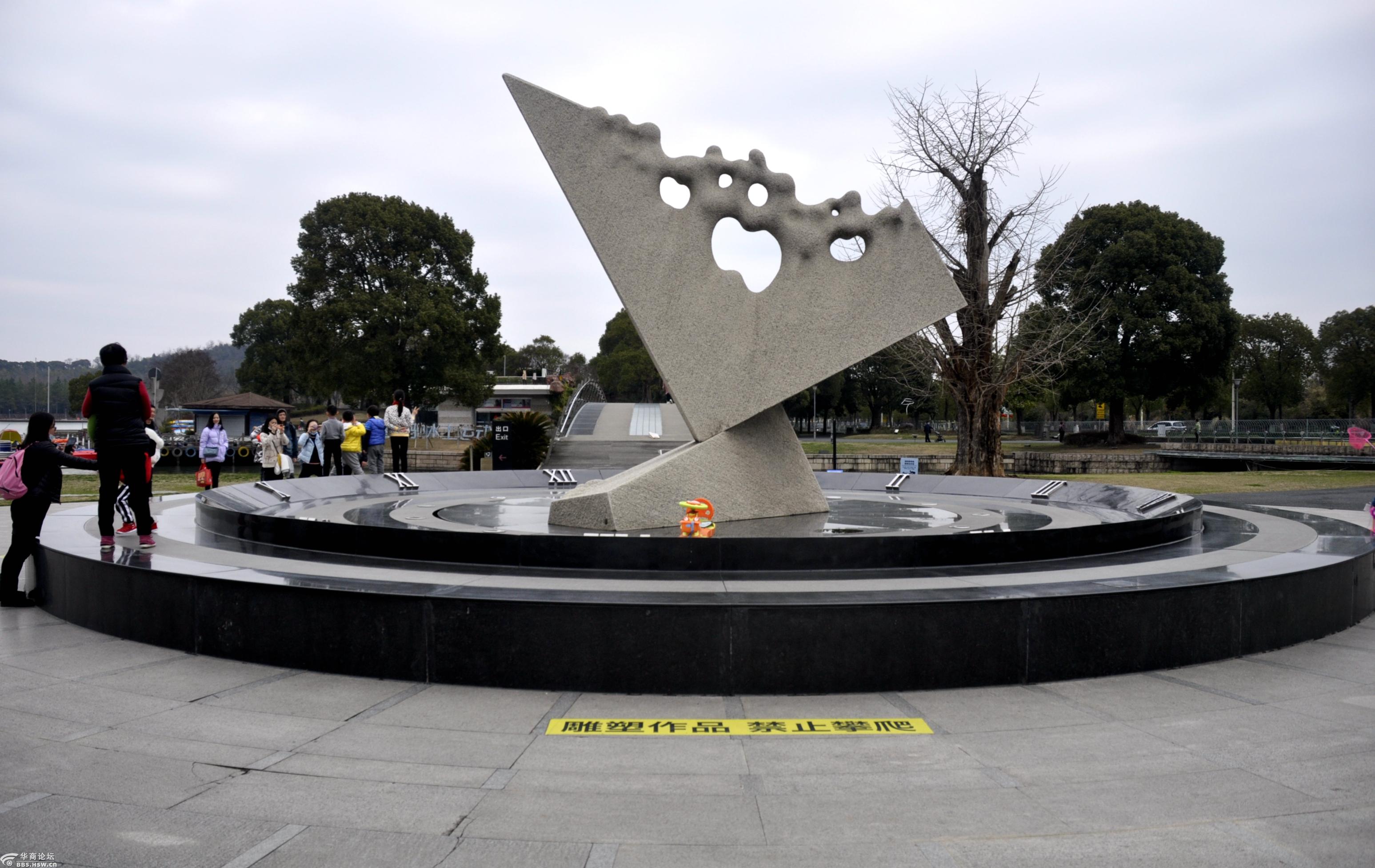 上海月湖雕塑公园入口处的雕塑.2021.2.13