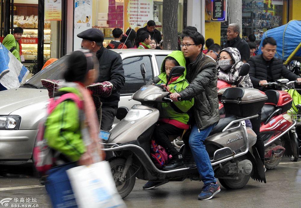 实拍家长阴雨天接放学孩子回家