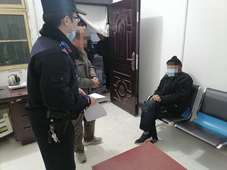 华商头条|八旬老人凌晨蹲在路边瑟瑟发抖 原来是走访亲戚后迷路