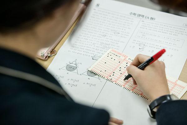 华商头条|考试时关机手机闹铃响起考生被禁考3年 法院：关机也属作弊