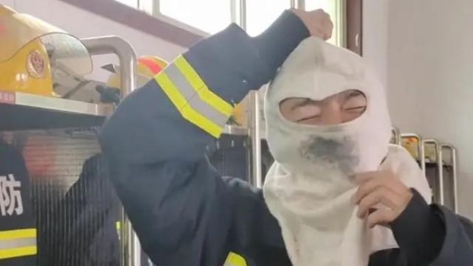 消防员敷着面膜救火？当事人回应：那是阻燃头套