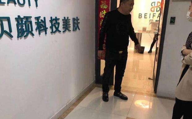 38岁男子美容馆做羽雕立体眉 预约时店方说311元躺下后要涨价