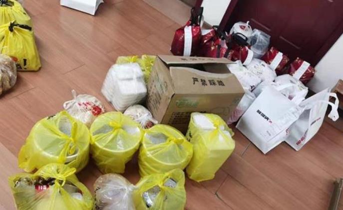 精神病患者连点40份外卖花费4万余元 收到近2000份食品亲属连夜转赠