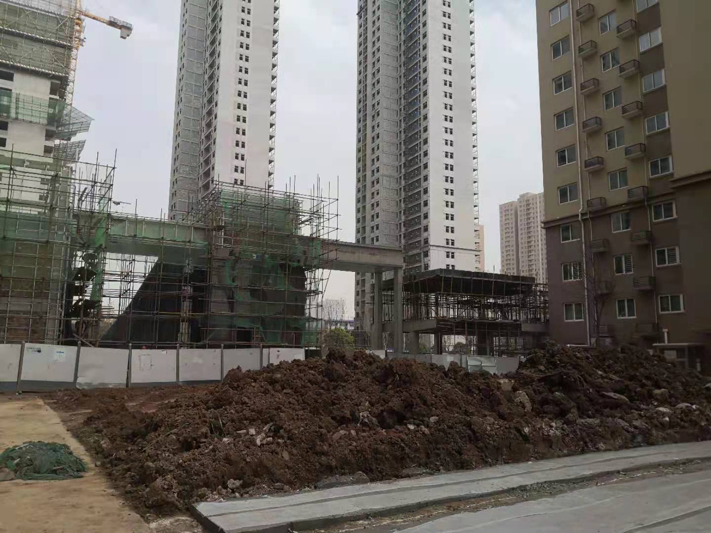 西安聚福苑小区临街商铺未通过审批仍施工 业主担心安全受影响