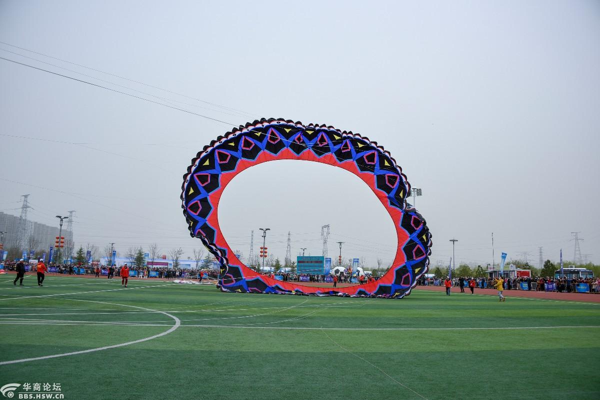 风筝中的巨无霸滚地龙风筝