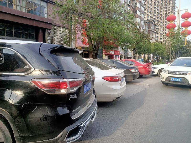 华商头条|西安紫薇臻品小区外违停车扎堆 市民：影响他人通行