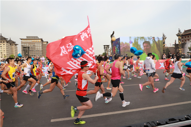 华商头条|2021年西安马拉松今日正式开跑 市民为选手加油助威
