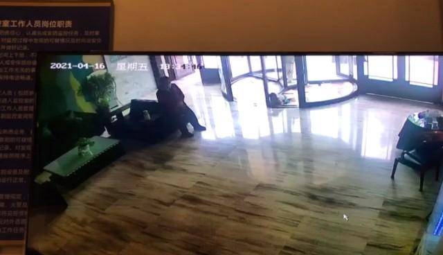 幼童玩耍酒店旋转门夹伤手掌缝9针 酒店：是监护人未看护