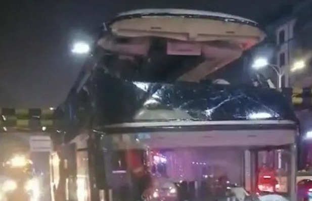 大巴车疾驰中被削顶致1死6伤 目击者:车顶削掉2/3