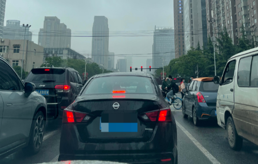 今早西安早高峰多路段拥堵 市民：出门半小时还堵在家门口