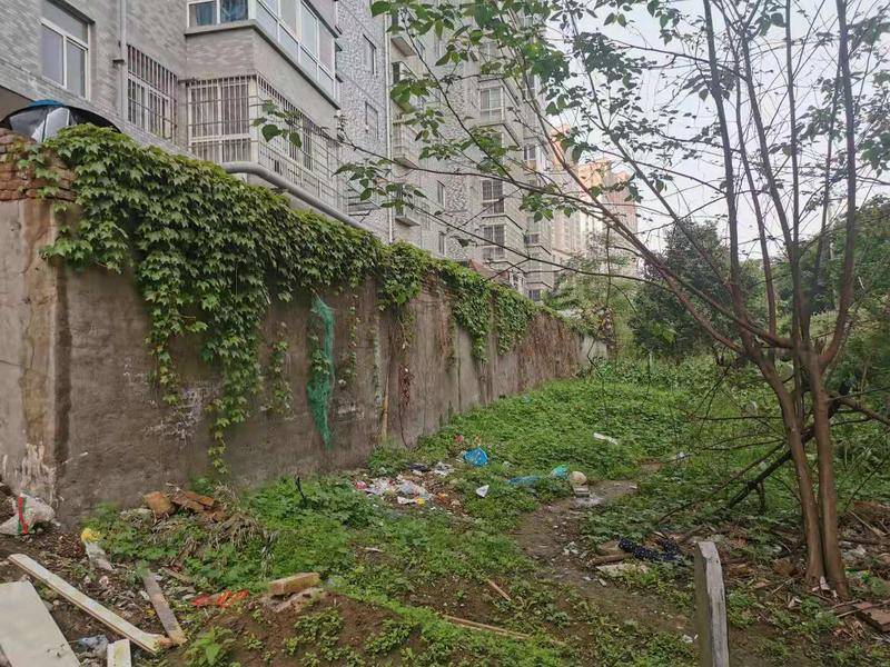 西安丰乐佳苑小区与村民祖坟地一墙之隔 街办多次调解矛盾难解决