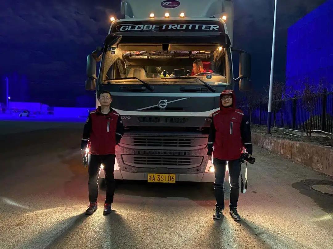 等小编手忙脚乱呼唤代超下车拍视频时,他回头