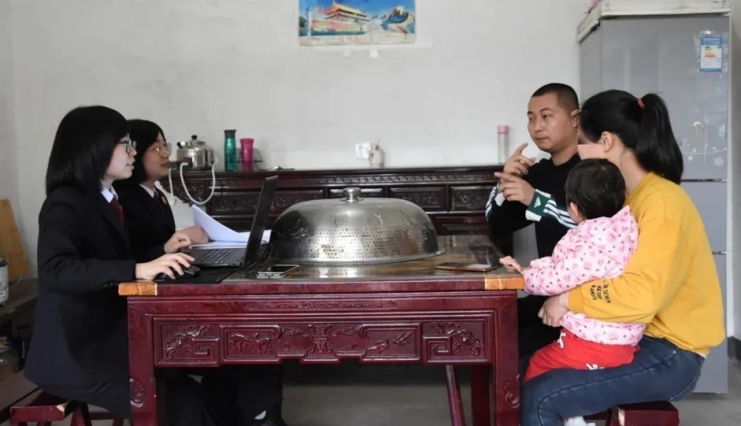 检察官在聋哑翻译协助下讯问犯罪嫌疑人
