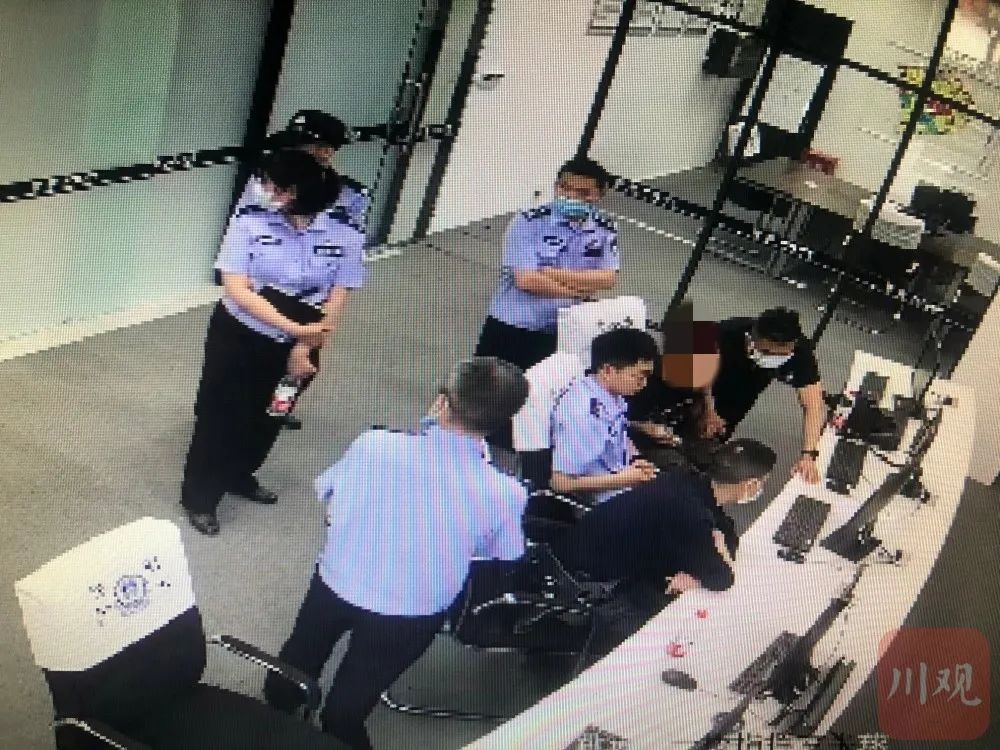 小林父亲、亲友及律师一行3人到公安机关查看监控视频。