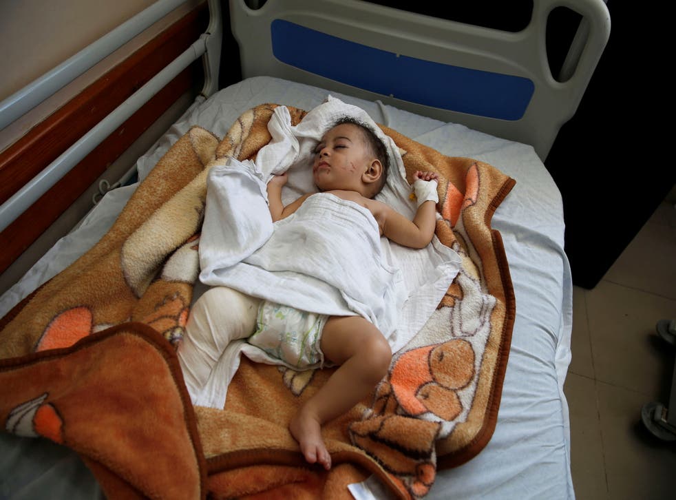 巴勒斯坦加沙城沙提难民营的一幢住宅被摧毁，造成至少10人死亡，其中包括8名儿童。