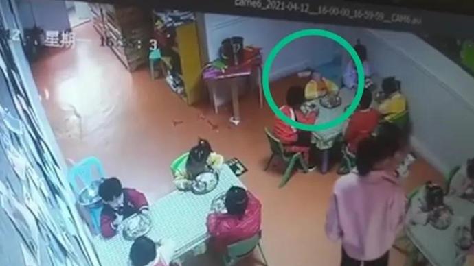 兰州一女童在托儿所吃饭时被呛到致死 涉事教师已停职