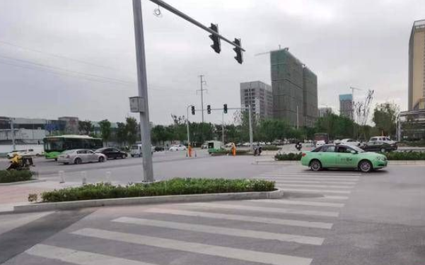 西安一人行横道被绿化带“隔离”  华商直播帮记者现场联系：马上改进