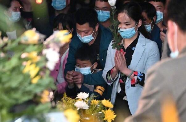 华商头条|市民在殡仪馆门前排队给袁隆平献花 有的从外地驱车5小时赶来