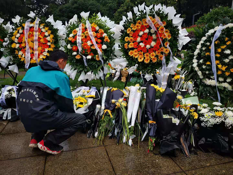 市民敬献的鲜花摆满了杂交水稻研究中心的草坪