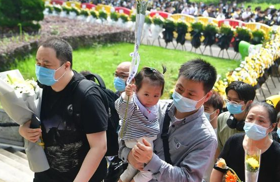 数万民众送别袁老:现场书信令人泪目 有人晒出＂光盘＂