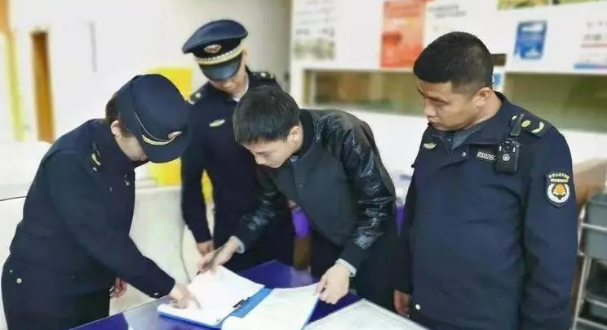 华商头条|消除隐患！西安航天城管扣押违规使用15公斤液化气钢瓶97只
