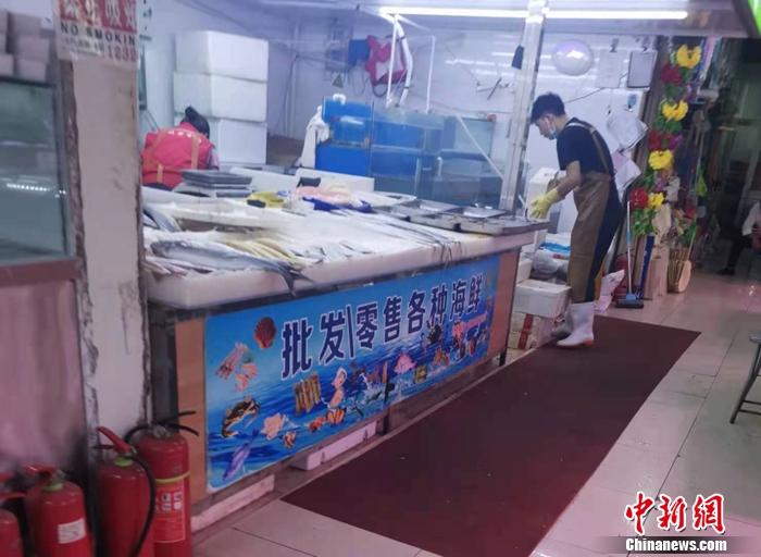 北京市丰台区一家菜市场内售卖的水产。 中新网记者 谢艺观 摄
