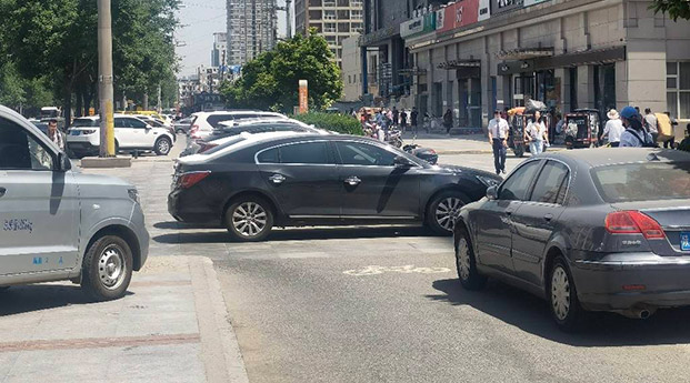 华商头条|电子正街非机动车道乱停车，交警管一管！