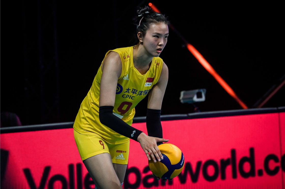 Zhang Changning prepares to serve during the game.Xinhua News Agency