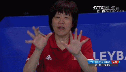 Lang Ping anxiously guided the players on the sidelines.
