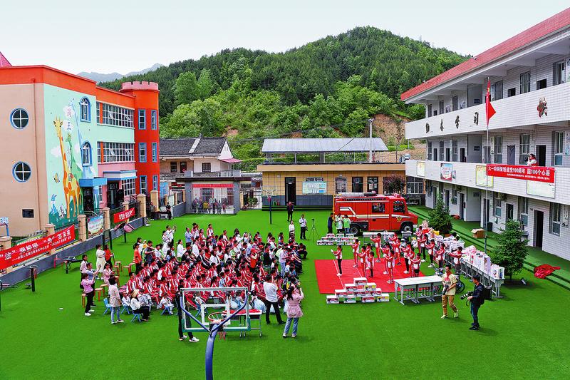 华商扶贫 新闻 > 正文  5月28日上午,商州区黑山镇药王坪小学,二峪河