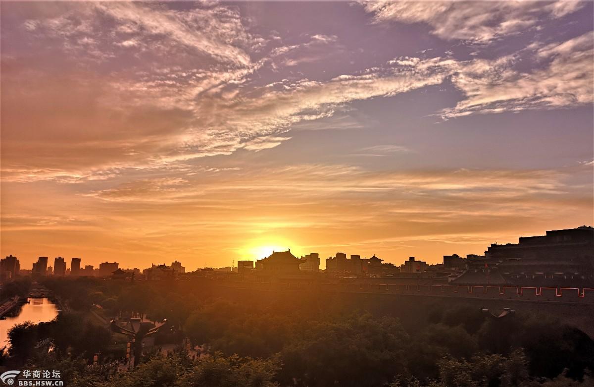 西安永定门上观日落(手机拍摄)