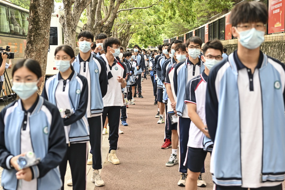 2021年6月7日，广州，南沙一中考点，考生排队等待进入考场。