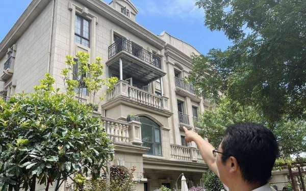 阳光城蔷薇溪谷小区住户装修时拆改房屋外观 楼下住户投诉近一月无果