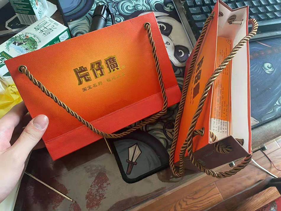 一位“黄牛”展示所要出售的片仔癀大盒产品。