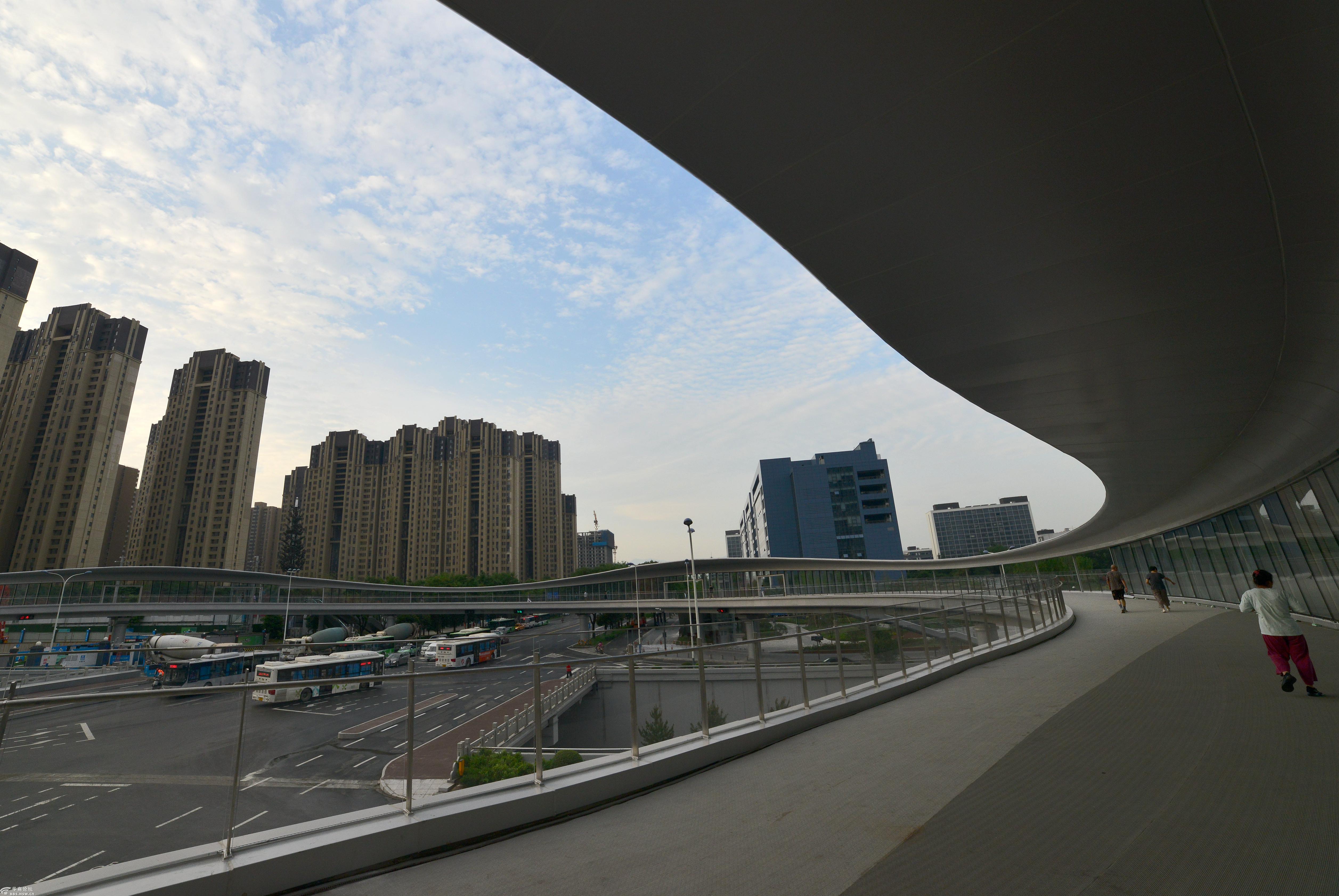 雁翔路十字大型环形人行天桥投入使用