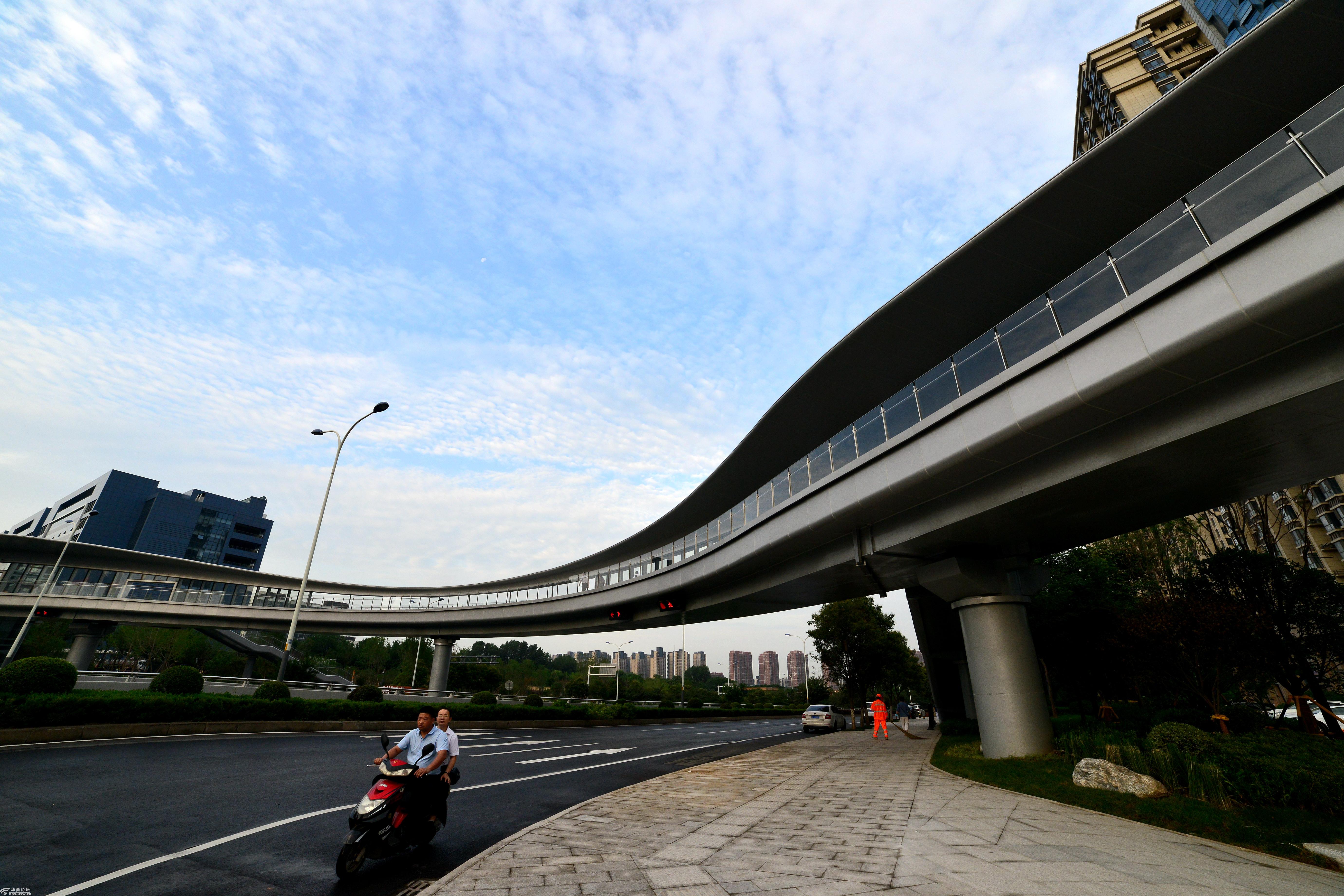 雁翔路十字大型环形人行天桥投入使用