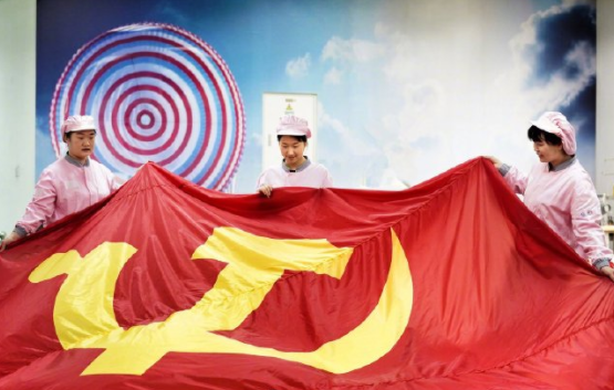 庆祝大会悬挂在直升机上的巨幅党旗、标语为航天标准制造