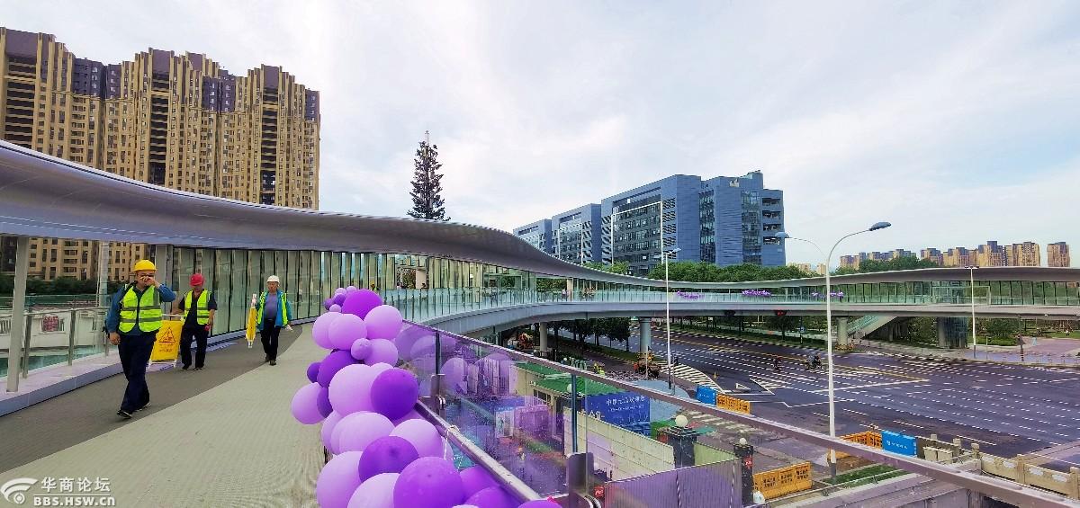再拍雁翔路十字大型环形人行天桥(手机拍摄)